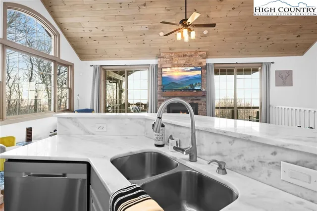 $999,500 | 127 Raven Road, Beech Mountain, NC 28604