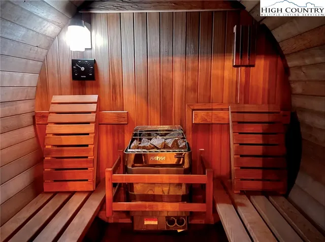 $999,500 | 127 Raven Road, Beech Mountain, NC 28604