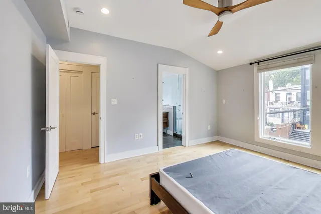 a view of a livingroom with a workspace