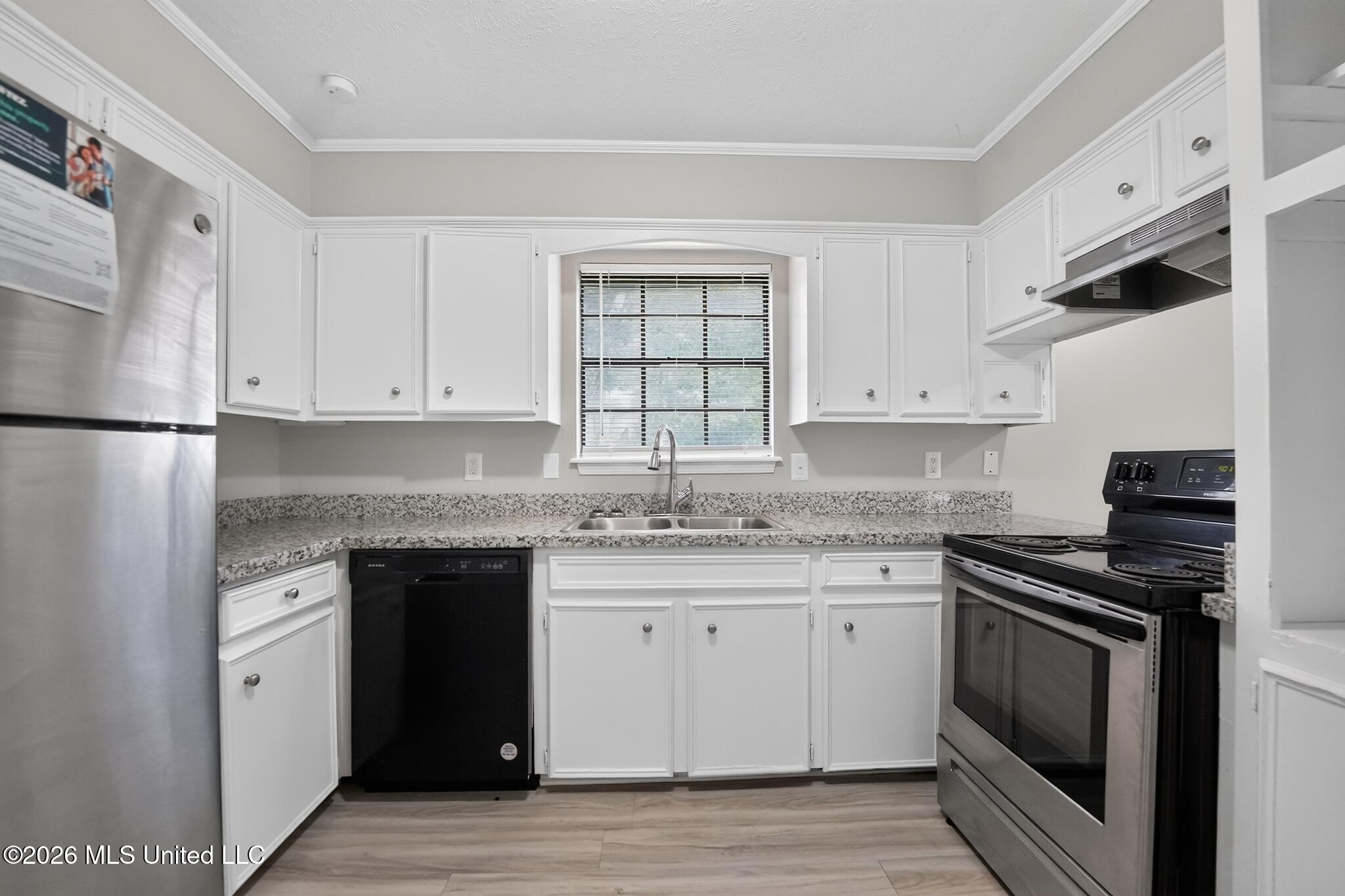 334 East Timber Ridge Court Ridgeland, MS 39157 - Photo 8 of 22 10_334_E_Timber_Ridge_Ct-Kitchen-9902