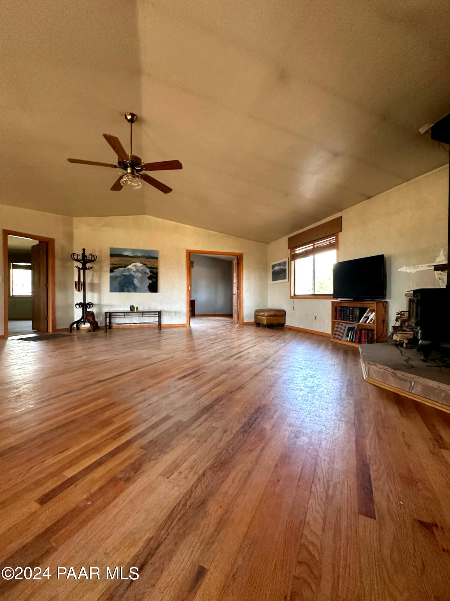 15255 South Middle Ridge Road Kirkland, AZ 86332 - Photo 14 of 63 015_Living Room