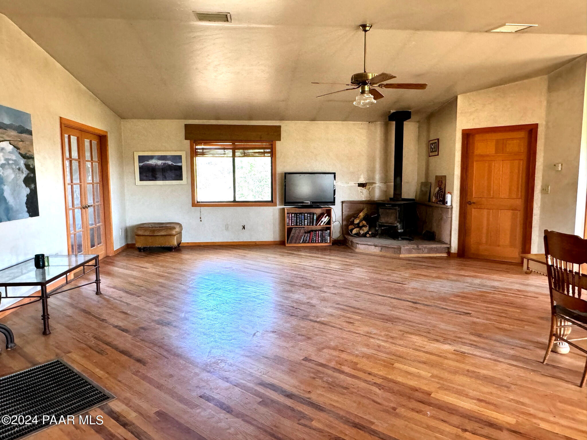 15255 South Middle Ridge Road Kirkland, AZ 86332 - Photo 15 of 63 016_Living