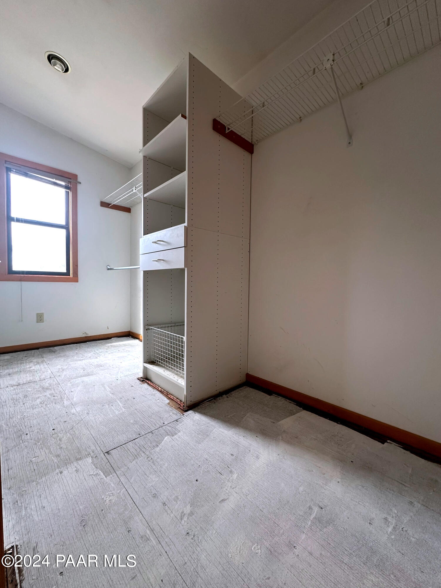 15255 South Middle Ridge Road Kirkland, AZ 86332 - Photo 24 of 63 026_Primary Walk In Closet