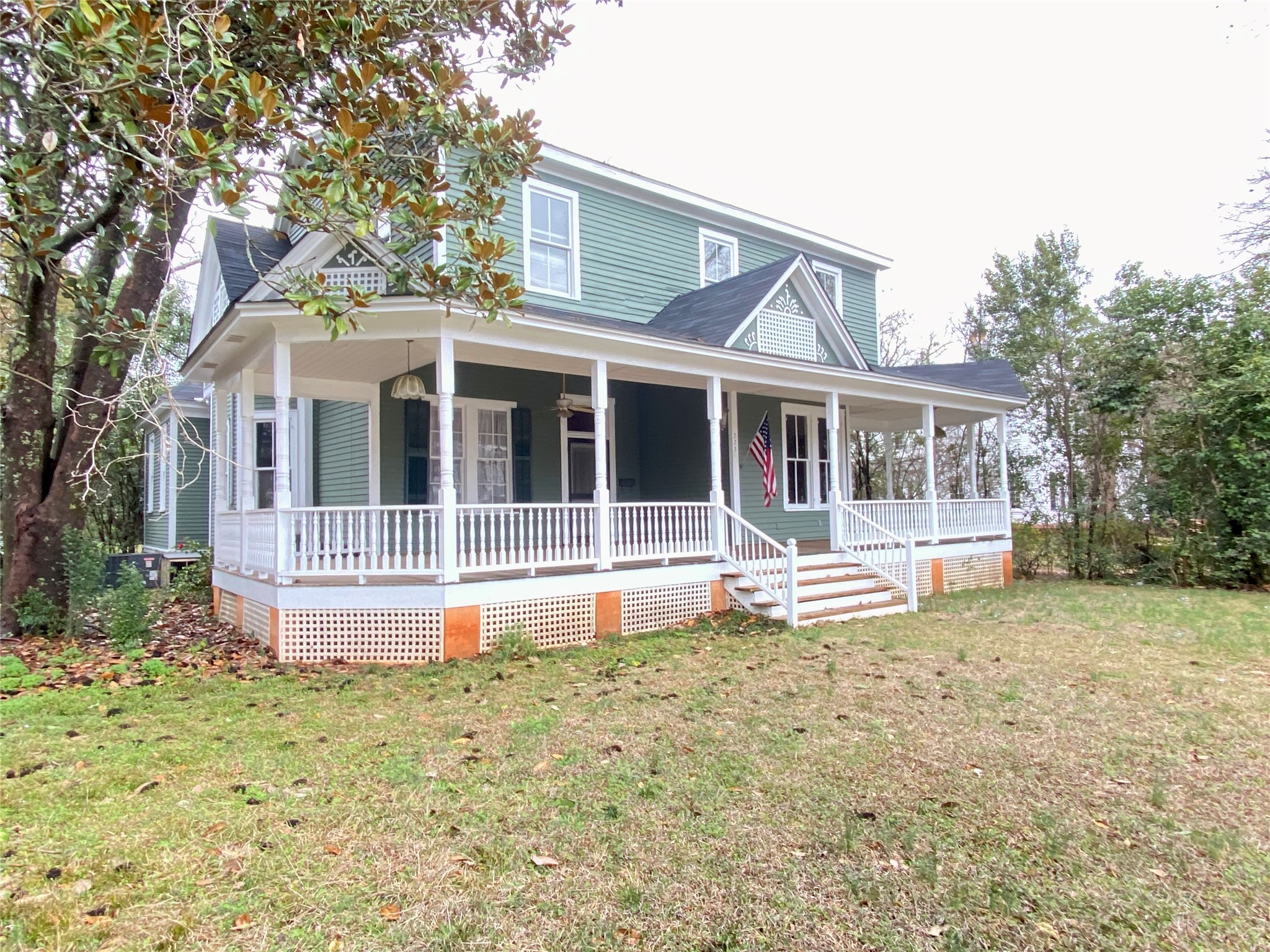 223 East Robert Toombs Avenue Washington, GA 30673 - Photo 4 of 46 a house view with a garden space