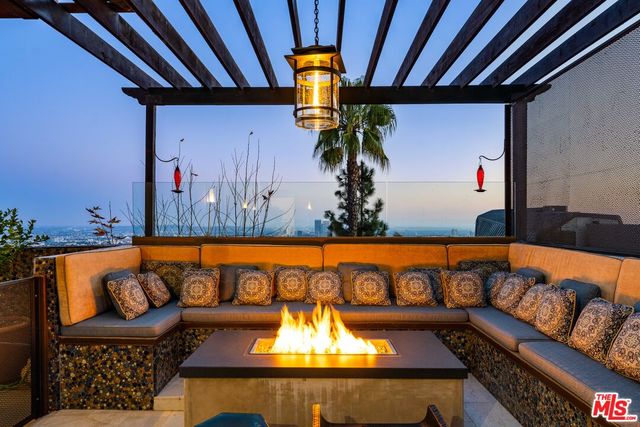 $6,470,000 | 1380 Summitridge Place, Beverly Hills, CA 90210