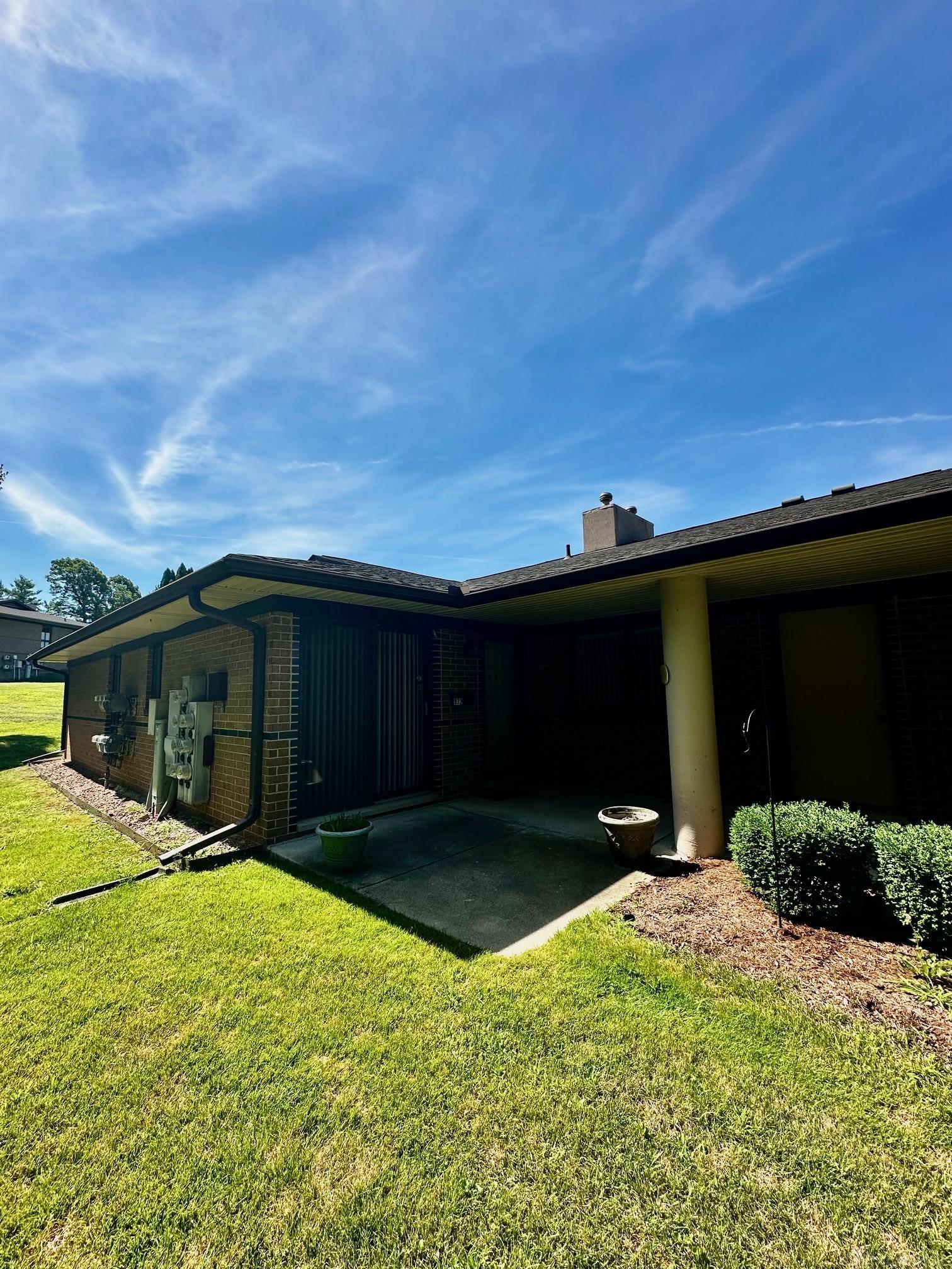 932 Wexford Way Rochester, MI 48307 - Photo 16 of 18 50182894-7fb610aa-f653-4b21-90ee-6dcad6202ce5.JPG