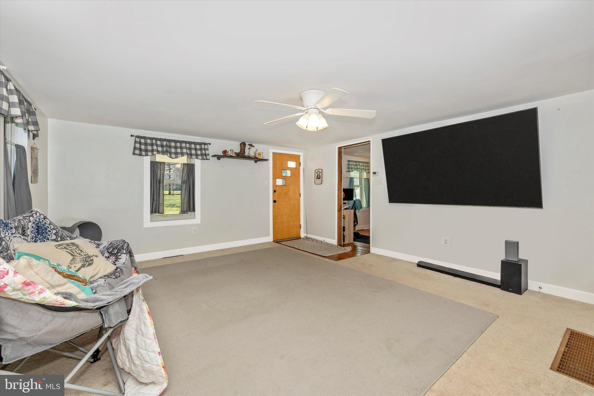 22716 Cavetown Church Road Smithsburg, MD 21783 - Photo 6 of 33 Gallery Image 6