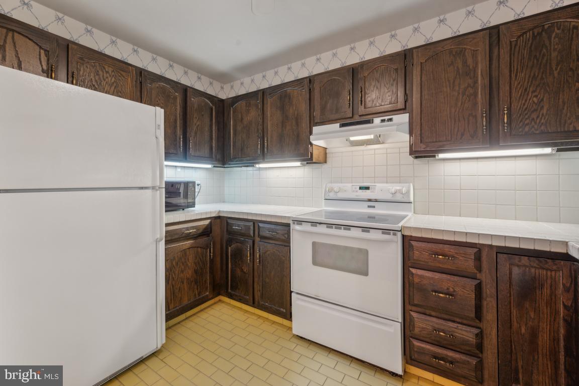 25 Church Road, Unit 150 Maple Shade, NJ 08052 - Photo 13 of 22 a kitchen with a sink a stove and refrigerator