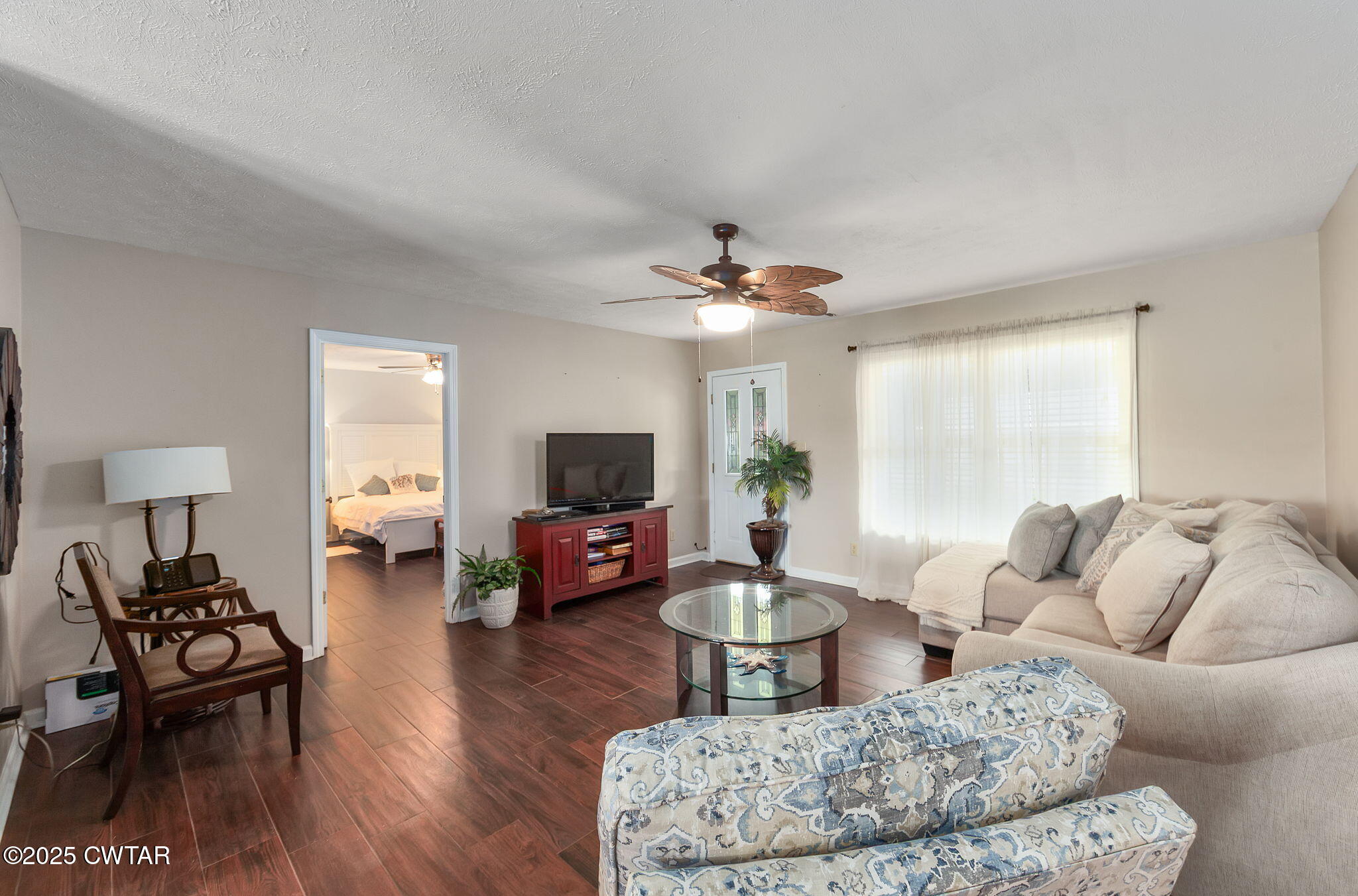 114 Falcon Cove Middleton, TN 38052 - Photo 9 of 24 a living room with furniture and a flat screen tv