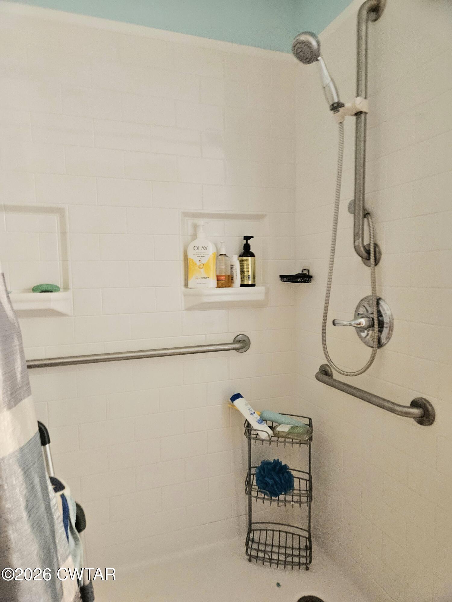 103 Spring Creek Law Road Jackson, TN 38305 - Photo 17 of 35 a bathroom with a shower and a window