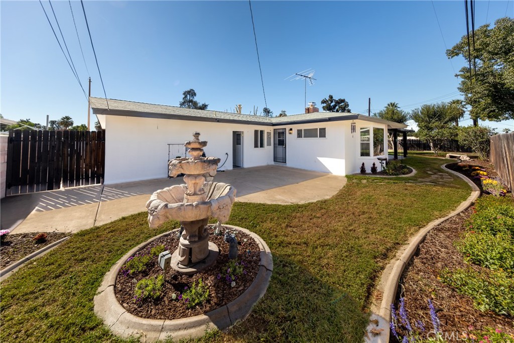 1309 Stillman Avenue Redlands, CA 92374 - Photo 21 of 23 a very nice looking yard with a fountain
