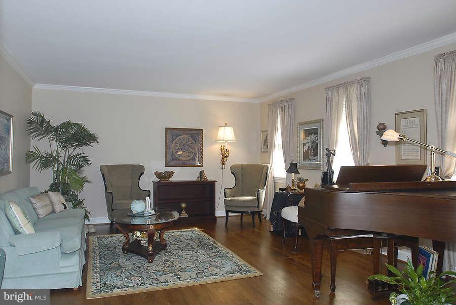 1 Tindlay Court Silver Spring, MD 20905 - Photo 6 of 30 Living Room