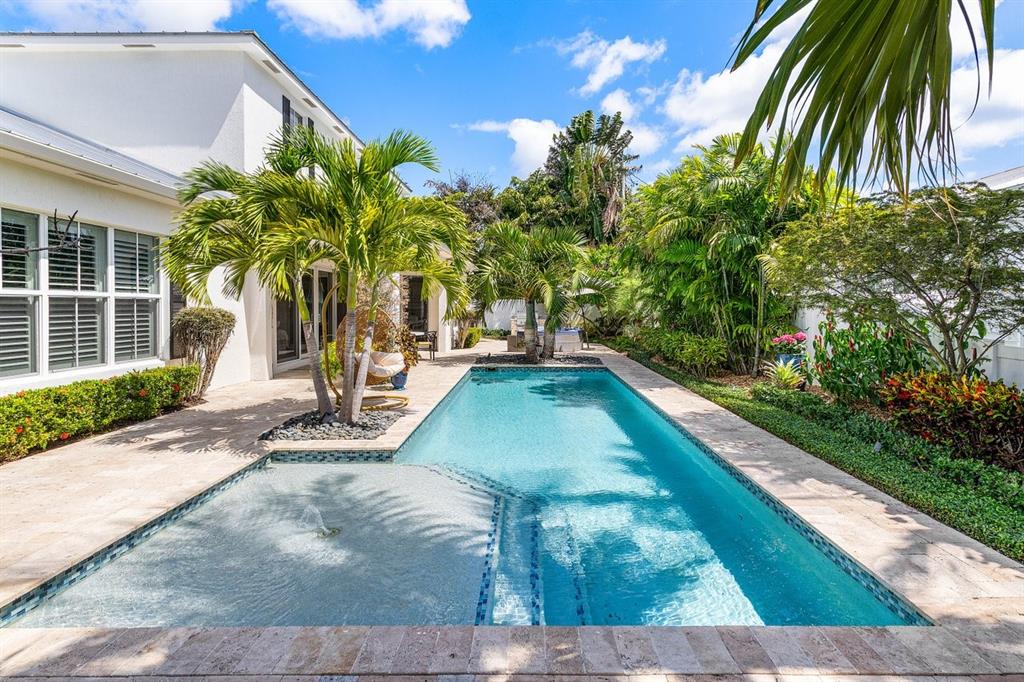 624 Northeast 3rd Avenue Boca Raton, FL 33432 - Photo 47 of 64 a view of a backyard with plants and palm trees