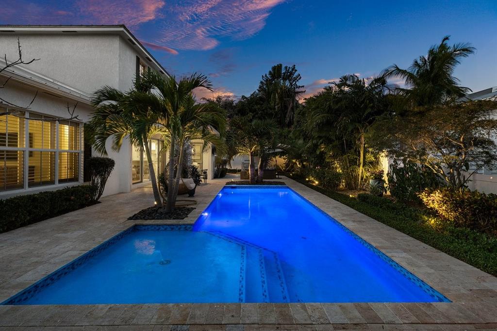 624 Northeast 3rd Avenue Boca Raton, FL 33432 - Photo 48 of 64 a view of a backyard with swimming pool