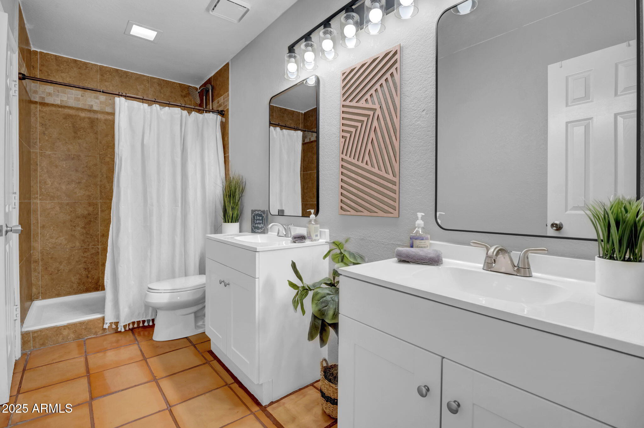 430 East Utopia Road Phoenix, AZ 85024 - Photo 20 of 38 Primary Bath