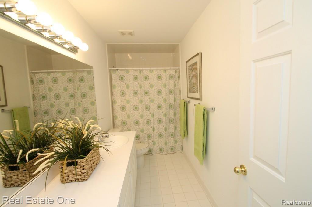 696 Creston Road Troy, MI 48085 - Photo 20 of 20 IMG_1465.jpg