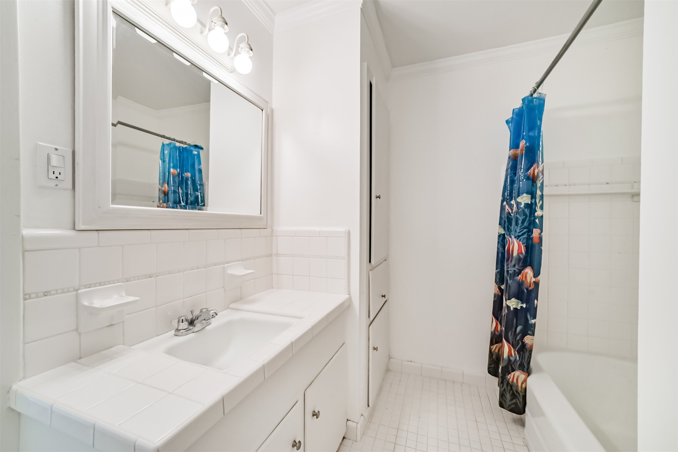 7510 Romney Road Houston, TX 77036 - Photo 24 of 32 Primary bathroom with a full tub