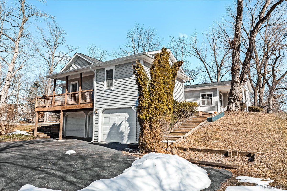 4529 Pleasant Valley Road Brighton, MI 48114 - Photo 4 of 66 Gallery Image 4