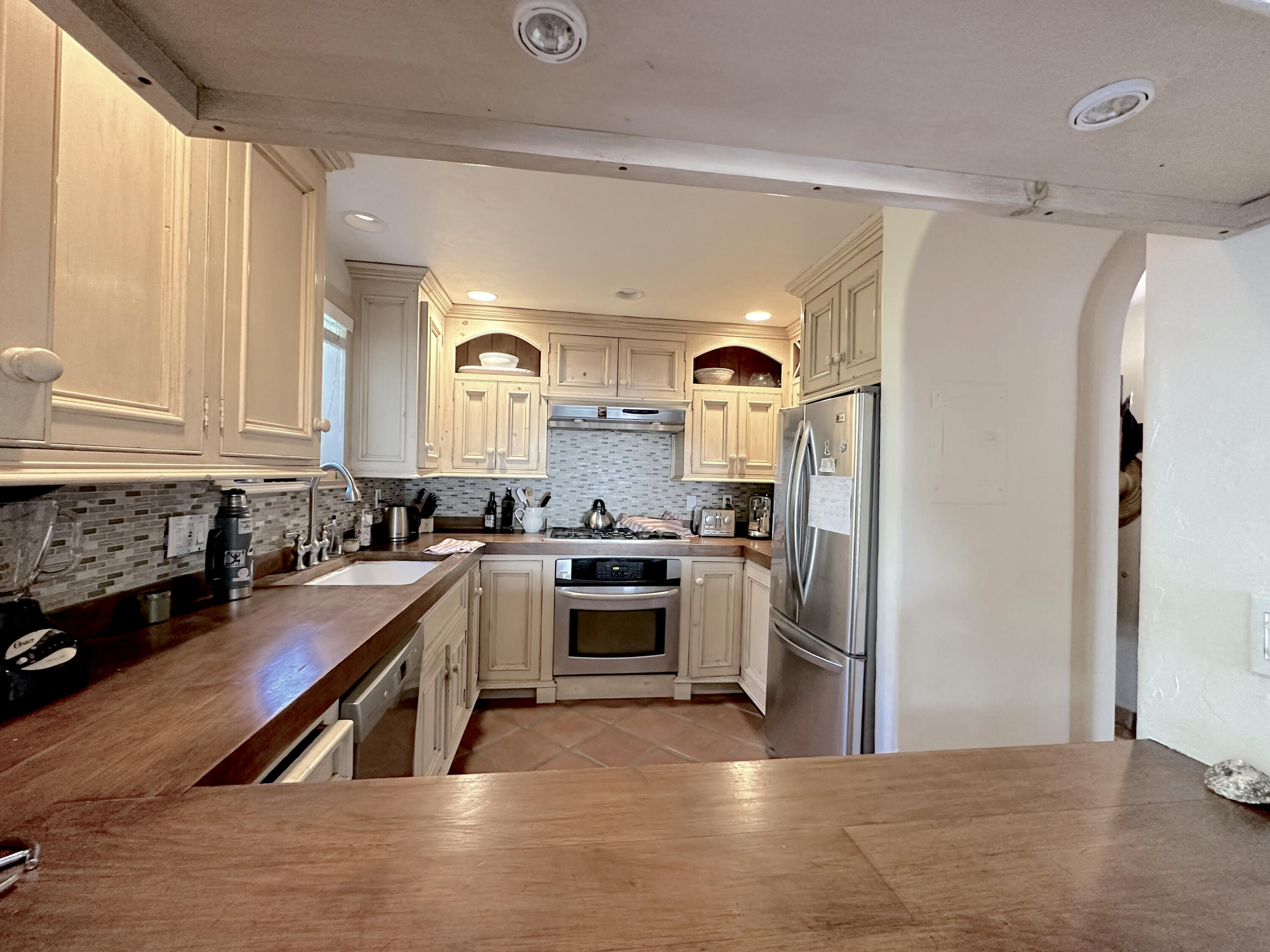 3375 Foothill Road, Unit 614 Carpinteria, CA 93013 - Photo 4 of 16 kitchen from breakfast bar