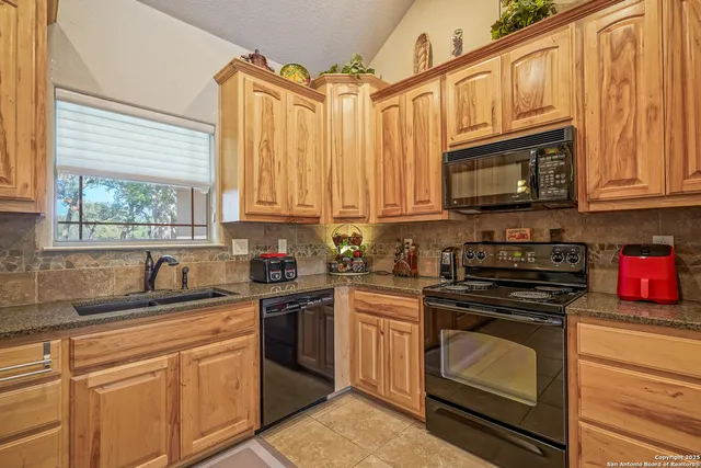 $610,000 | 569 Rose Branch Drive, La Vernia, TX 78121