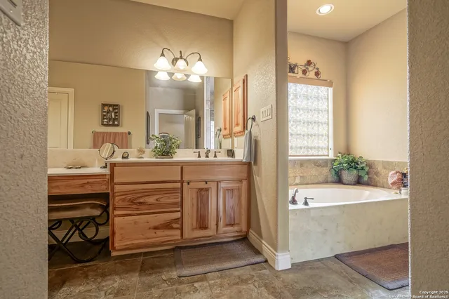 $610,000 | 569 Rose Branch Drive, La Vernia, TX 78121