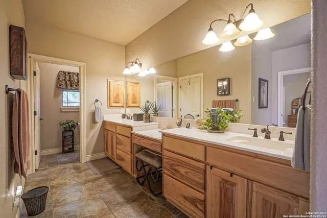 $610,000 | 569 Rose Branch Drive, La Vernia, TX 78121