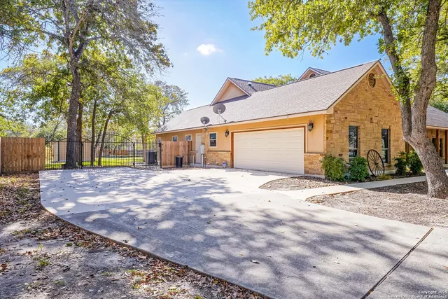 $610,000 | 569 Rose Branch Drive, La Vernia, TX 78121