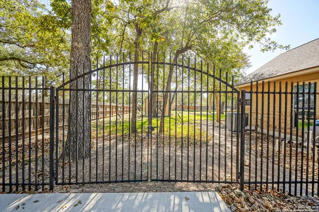 $610,000 | 569 Rose Branch Drive, La Vernia, TX 78121