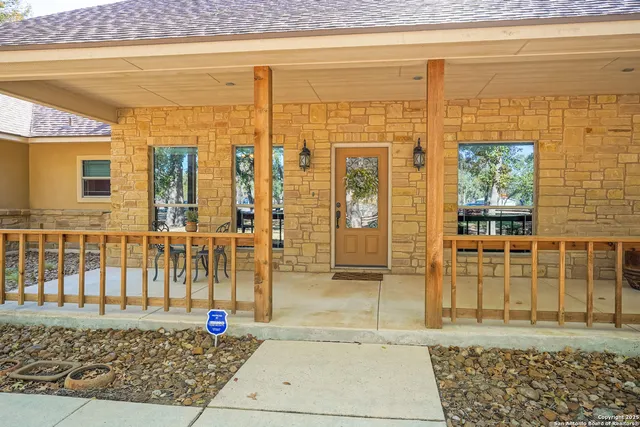 $610,000 | 569 Rose Branch Drive, La Vernia, TX 78121