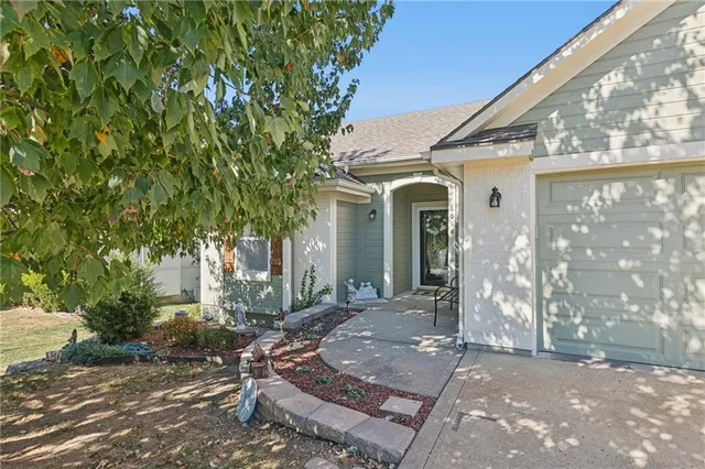 $310,000 | 8014 South Church Road, Pleasant Valley, MO 64068