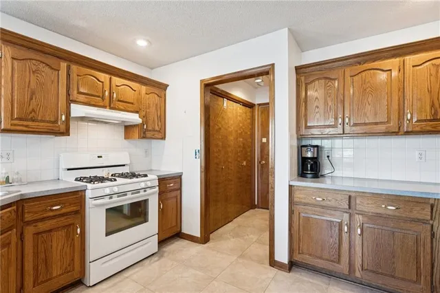 $310,000 | 8014 South Church Road, Pleasant Valley, MO 64068