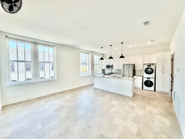 $2,100 | 2102 Mechanic Street, Unit 202, Galveston, TX 77550