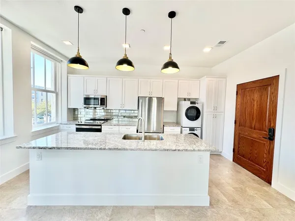 $2,100 | 2102 Mechanic Street, Unit 202, Galveston, TX 77550