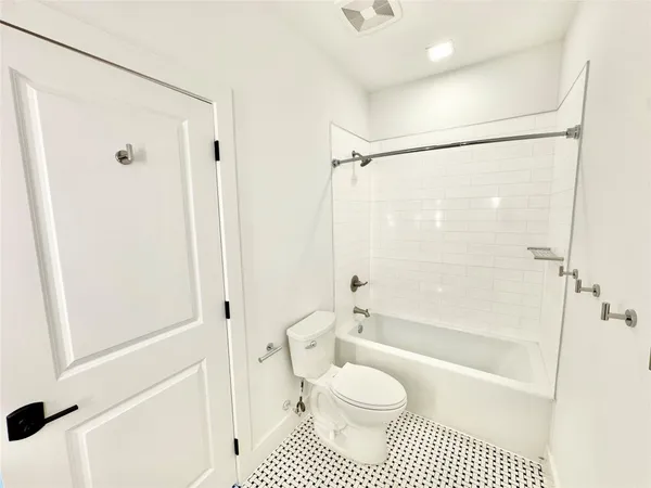 $2,100 | 2102 Mechanic Street, Unit 202, Galveston, TX 77550