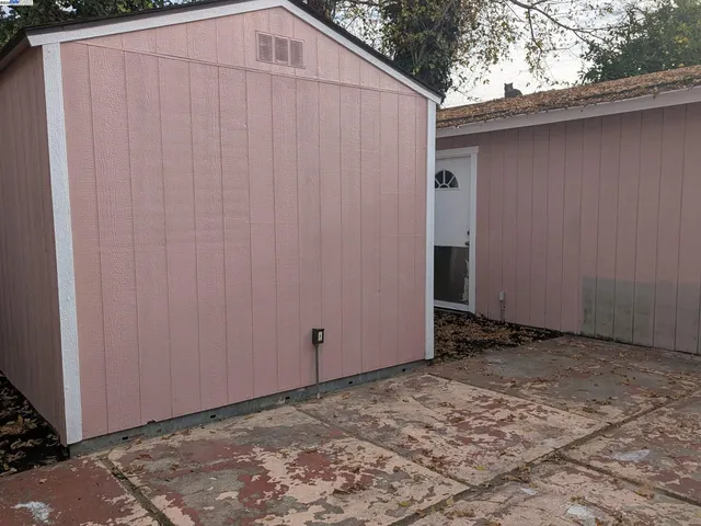 a view of a backyard