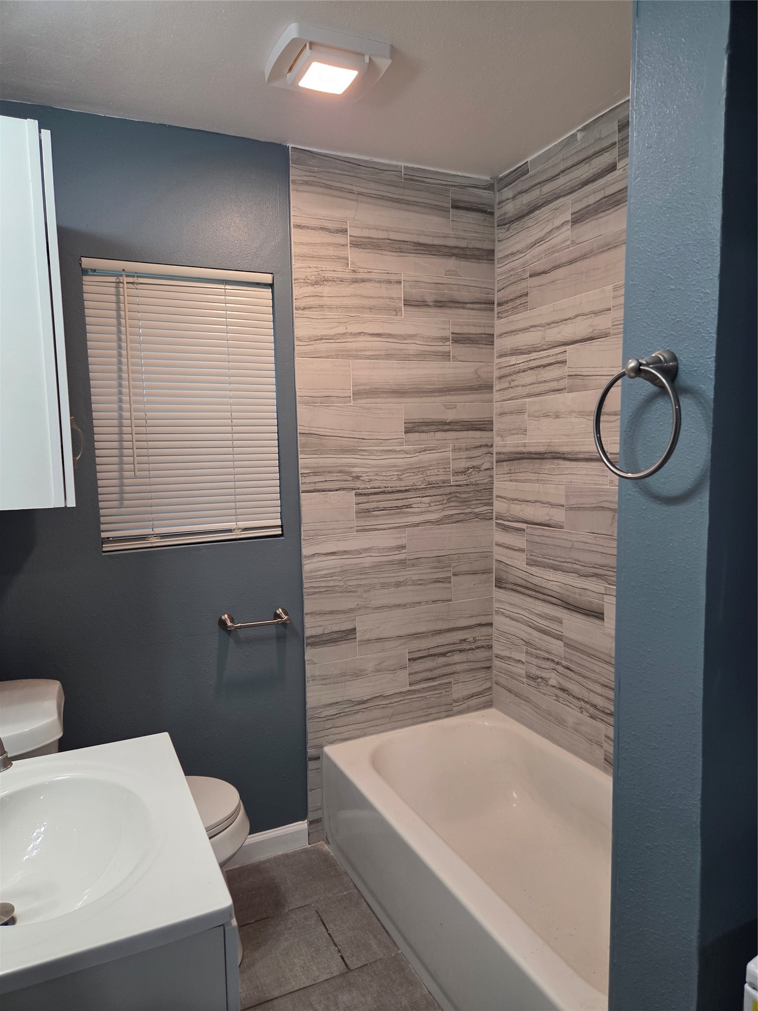 619 13th Street, Unit 2 Galveston, TX 77550 - Photo 11 of 13 Good looking shower/tub combo
