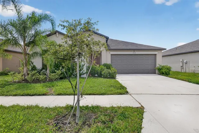 a view of a house with a yard