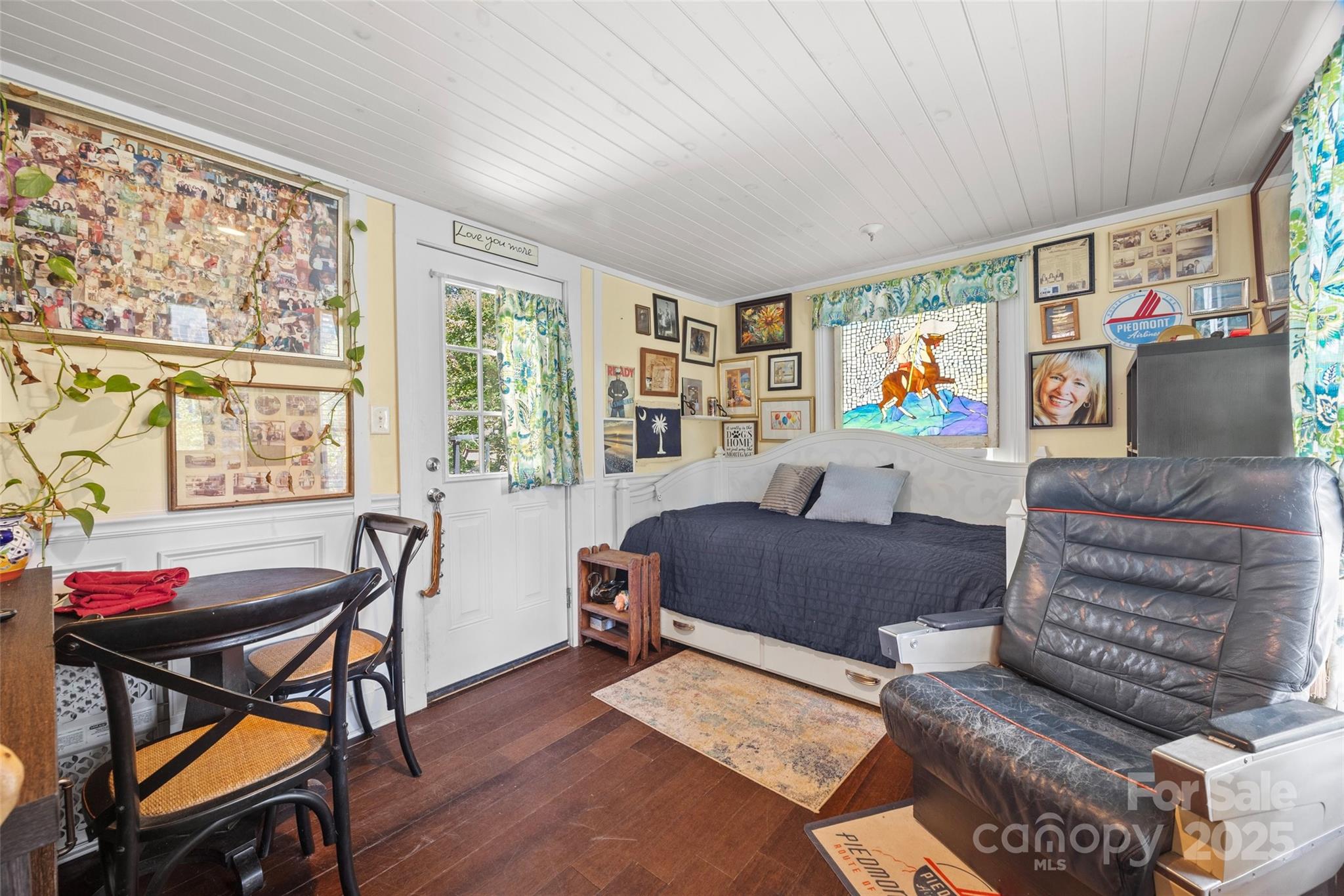 205 East Jefferson Street York, SC 29745 - Photo 19 of 35 a living room with furniture and a window