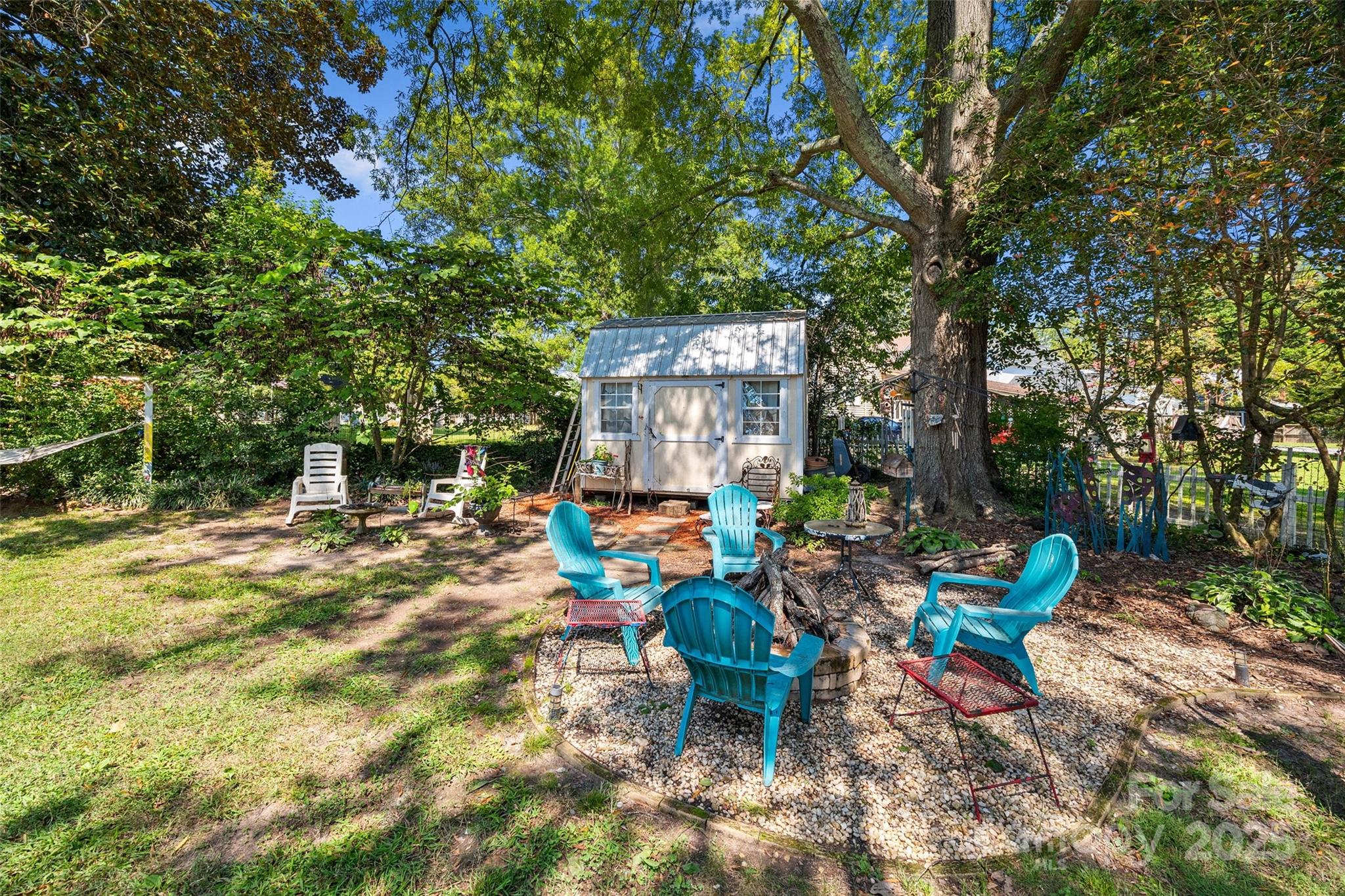205 East Jefferson Street York, SC 29745 - Photo 28 of 35 a backyard of a house with table and chairs