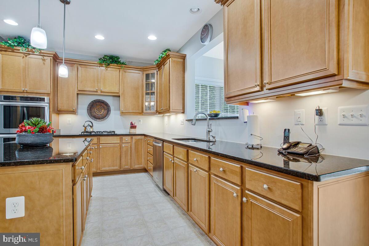 4006 Bridle Ridge Road Upper Marlboro, MD 20772 - Photo 12 of 45 a kitchen with stainless steel appliances granite countertop a sink a stove and a refrigerator