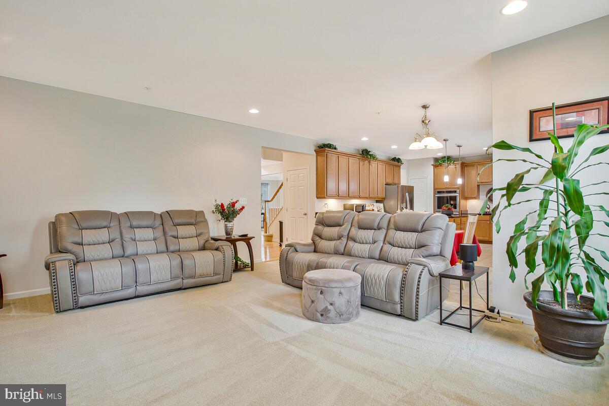 4006 Bridle Ridge Road Upper Marlboro, MD 20772 - Photo 16 of 45 a living room with furniture and a potted plant