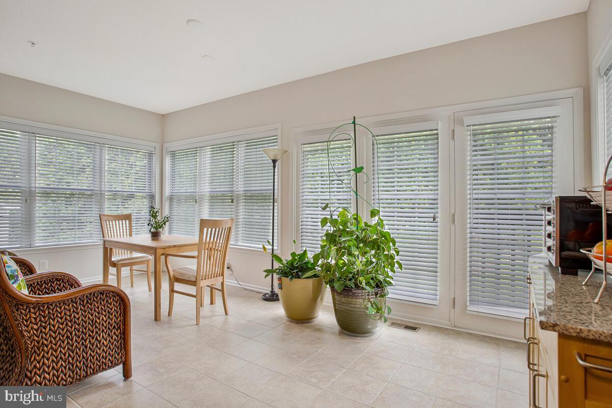 4006 Bridle Ridge Road Upper Marlboro, MD 20772 - Photo 19 of 45 a living room with furniture and potted plants