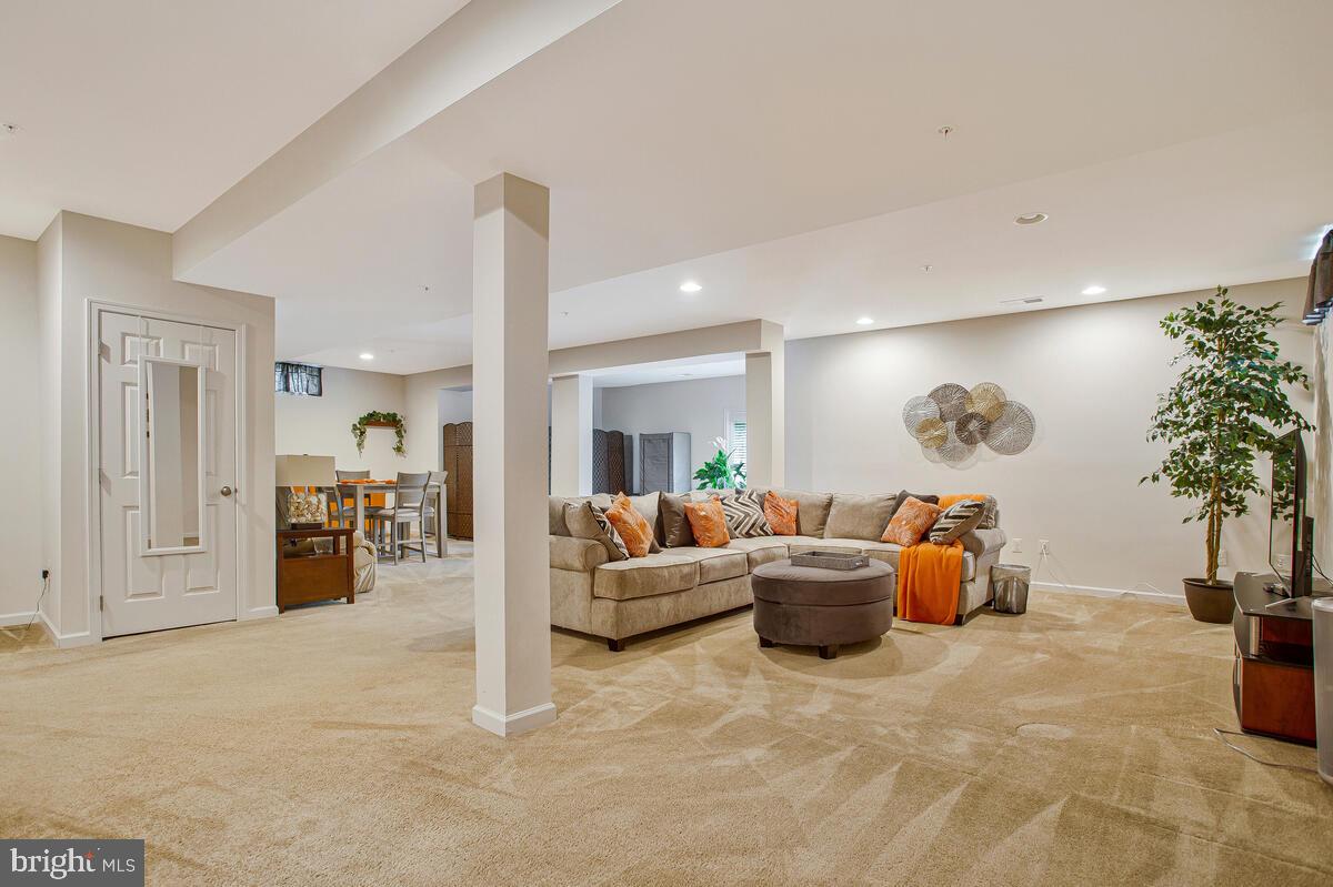 4006 Bridle Ridge Road Upper Marlboro, MD 20772 - Photo 24 of 45 a living room with furniture and potted plants