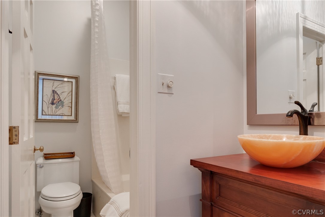 4208 Sulgrave Road Richmond, VA 23221 - Photo 16 of 50 Full Bath on main level