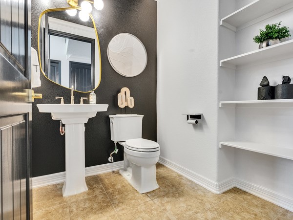 2523 Watts Street Houston, TX 77030 - Photo 21 of 45 a bathroom with a toilet a sink and a mirror