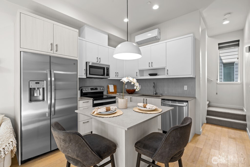3104 Southwest Avalon Way, Unit F Seattle, WA 98126 - Photo 4 of 21
