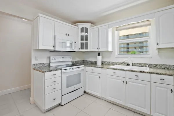 $3,200 | 1051 Hillsboro Mile, Unit 305E, Hillsboro Beach, FL 33062