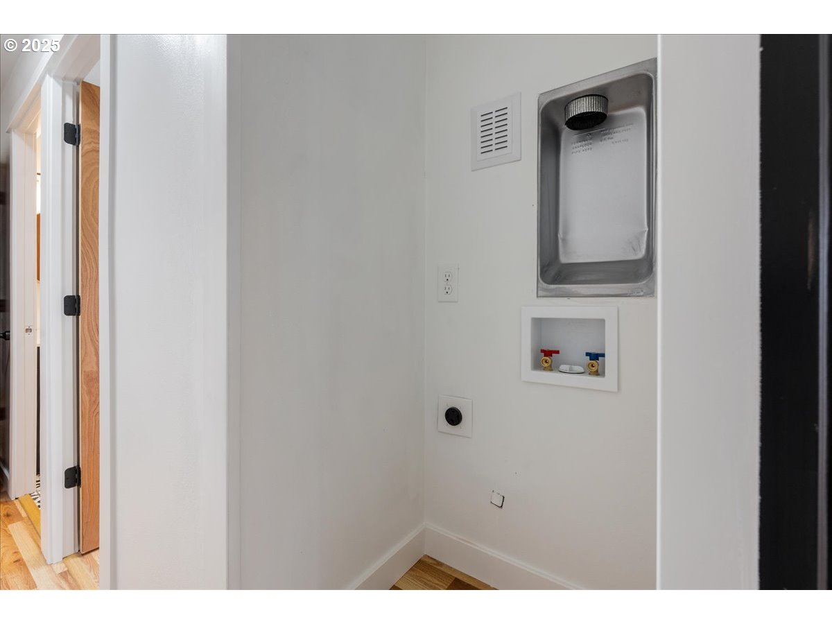 8951 Southeast Fuller Road, Unit 36 Happy Valley, OR 97086 - Photo 17 of 26 Laundry