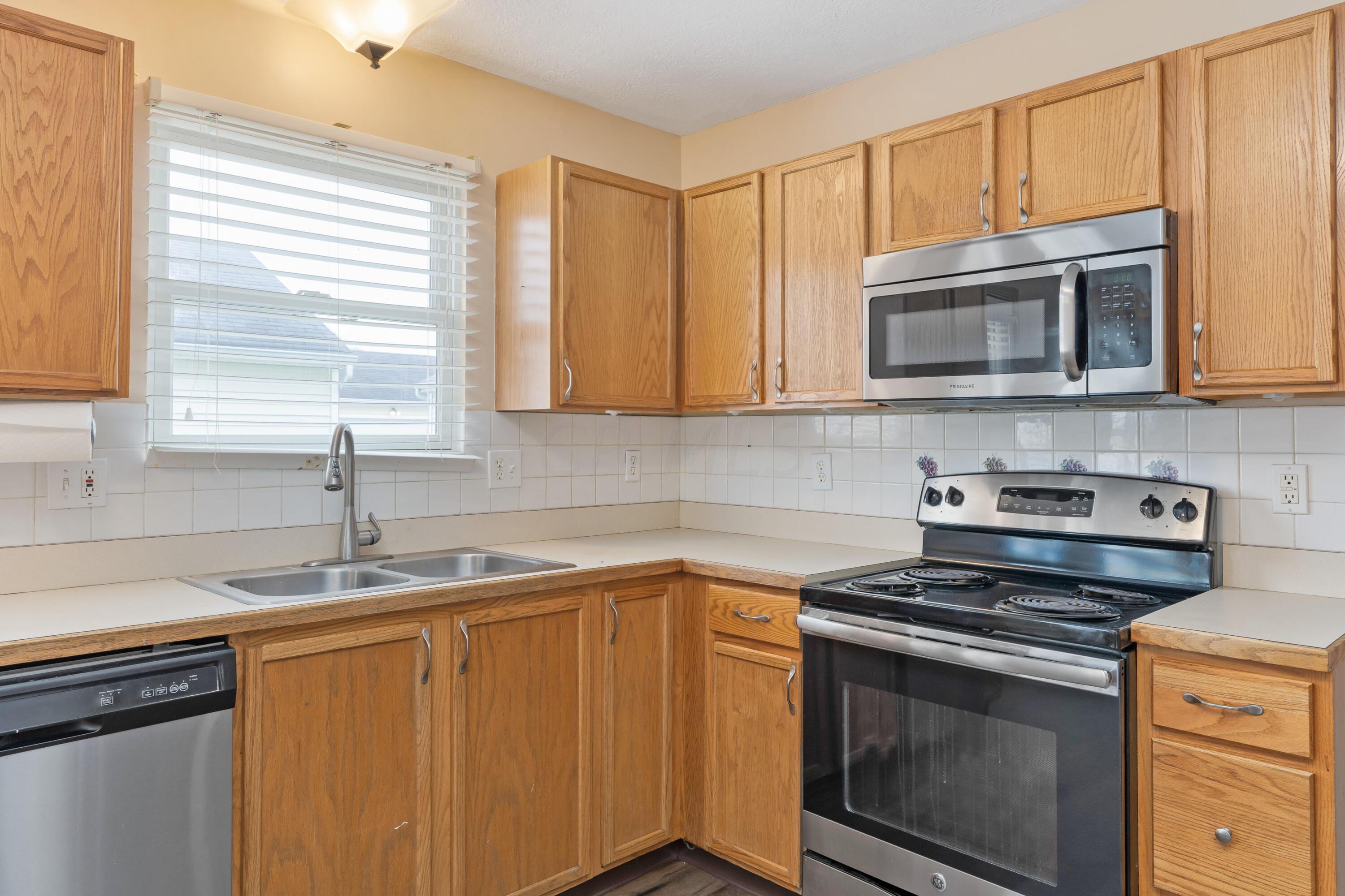 3721 Bill Of Rights Square Columbus, OH 43207 - Photo 11 of 32 Kitchen
