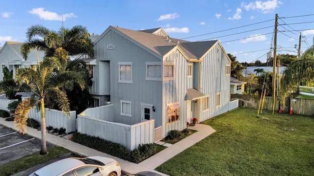 a view of a house with backyard and sitting area